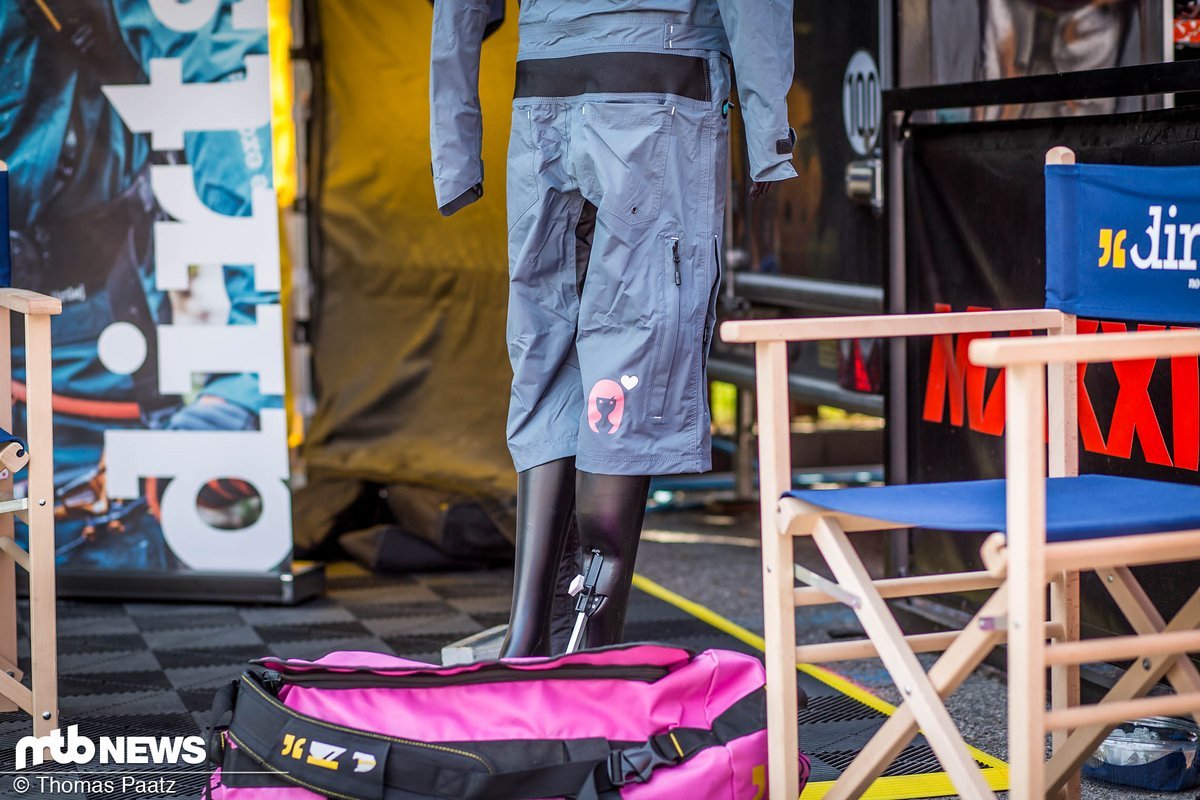 Wenn es die Farbe des Dirtsuits nicht 100% klarmacht - das Detail auf den rechten Bein macht klar: ein Anzug für Mädels Wenn es die Farbe des Dirtsuits nicht 100% klarmacht - das Detail auf den rechten Bein macht klar: ein Anzug für Mädels
