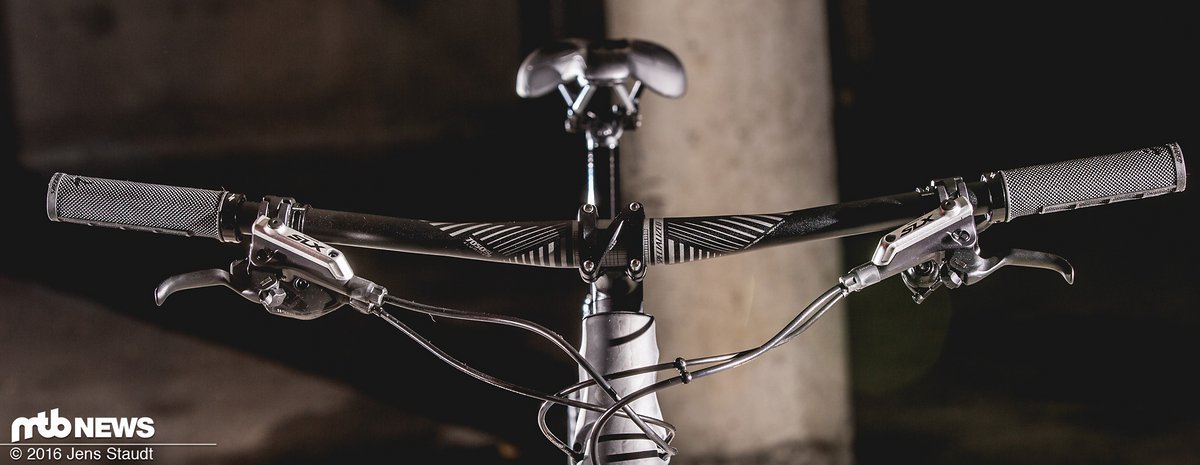 An der von uns getesteten Elite-Version des Cambers kommen zahlreiche Specialized-eigenen Anbauteile zum Einsatz An der von uns getesteten Elite-Version des Cambers kommen zahlreiche Specialized-eigenen Anbauteile zum Einsatz