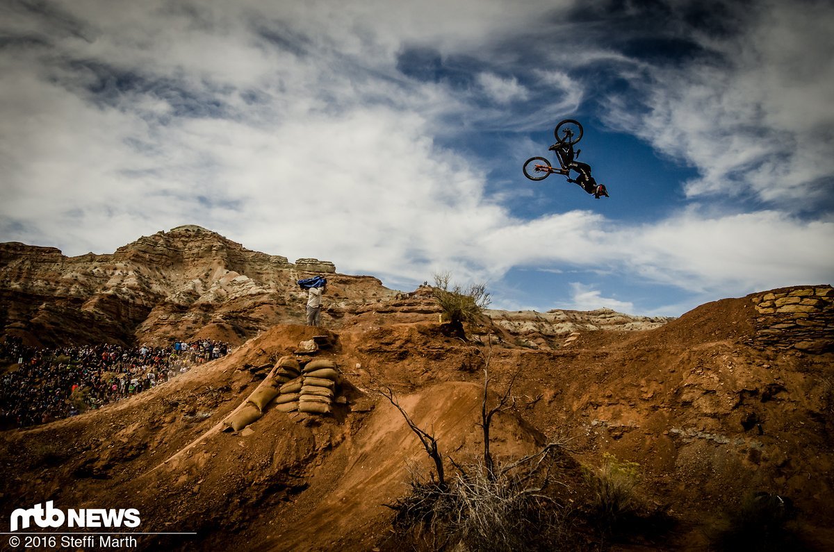 Tom van Steenbergen ist einer von der wilden Sorte. Heute war er zu ambitioniert mit einem Frontflip an einer zu schwierigen Stelle. Tom van Steenbergen ist einer von der wilden Sorte. Heute war er zu ambitioniert mit einem Frontflip an einer zu schwierigen Stelle.