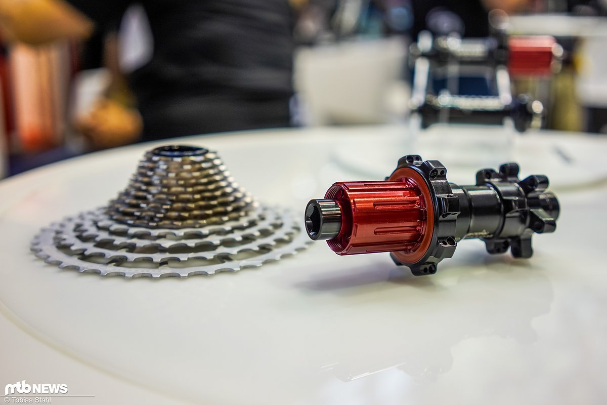 Der Shimano HG Freilauf wandert etwas nach innen, um für das zusätzliche kleine Ritzel der 13-fach Kassette Platz zu machen Der Shimano HG Freilauf wandert etwas nach innen, um für das zusätzliche kleine Ritzel der 13-fach Kassette Platz zu machen