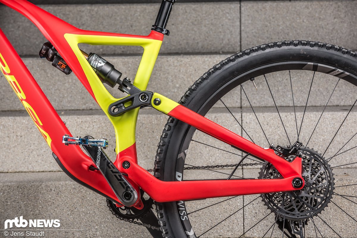 Auch das Suspension-Design des Rallon ist nicht ganz unbekannt: Streng genommen ist das Rad ein abgestützter Eingelenker. Auch das Suspension-Design des Rallon ist nicht ganz unbekannt: Streng genommen ist das Rad ein abgestützter Eingelenker.