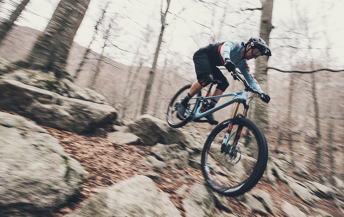 Markus Pekoll hat dem neuen Mondraker Foxy Carbon 29 bereits die Sporen gegeben. Markus Pekoll hat dem neuen Mondraker Foxy Carbon 29 bereits die Sporen gegeben.