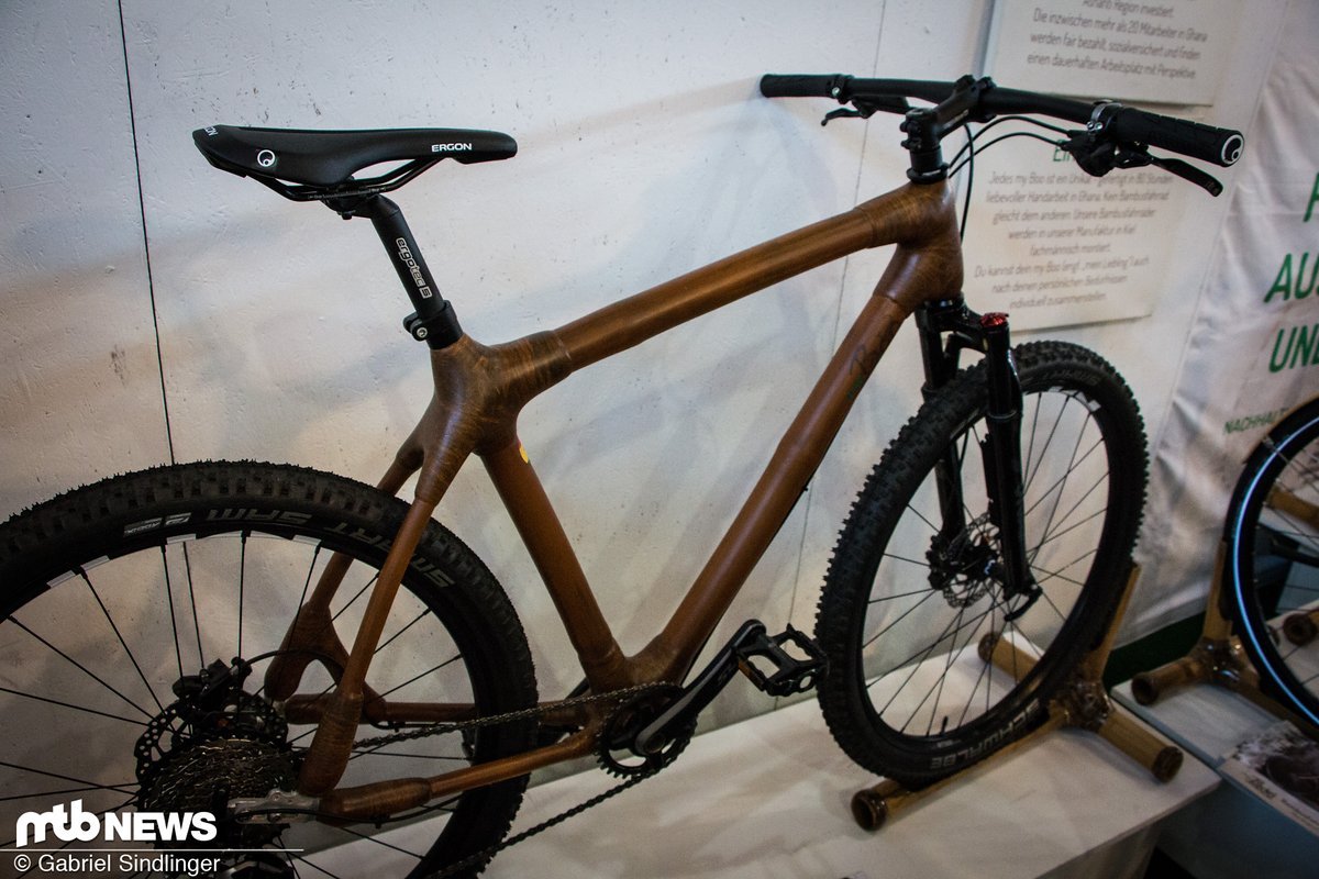 Wenn auch nur bedingt geländetauglich bietet das erste Mountainbike von dem Bambusradhersteller MyBoo ein interessantes Gesamtpaket Wenn auch nur bedingt geländetauglich bietet das erste Mountainbike von dem Bambusradhersteller MyBoo ein interessantes Gesamtpaket