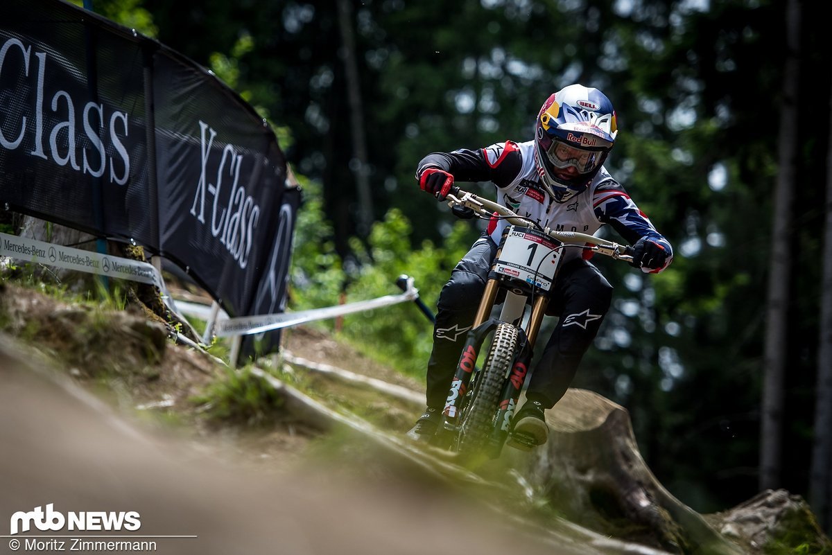 Um Aaron Gwin ranken sich zahlreiche Gerüchte. Fest steht bislang nur: Er wurde gemeinsam mit seinem Teamkollegen Neko Mulally offiziell vom YT Mob verabschiedet Um Aaron Gwin ranken sich zahlreiche Gerüchte. Fest steht bislang nur: Er wurde gemeinsam mit seinem Teamkollegen Neko Mulally offiziell vom YT Mob verabschiedet