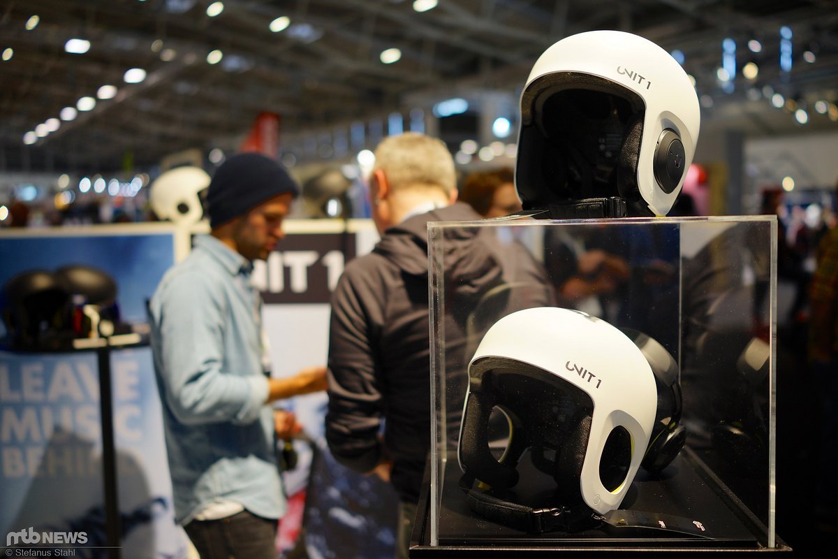 Dieser Helm erlaubt es, fette Kopfhörer zu integrieren. Dieser Helm erlaubt es, fette Kopfhörer zu integrieren.