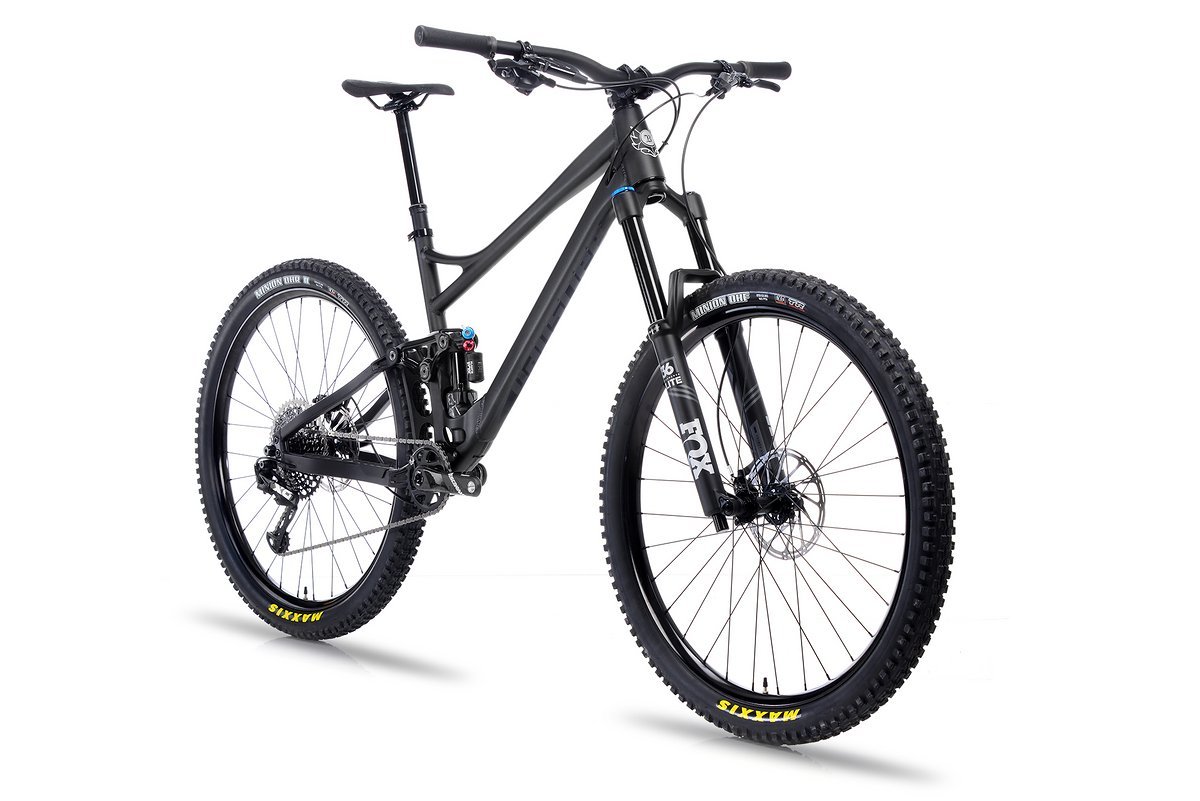Das Banshee Titan kommt in ähnlichem Look wie das Rune V3, das Frameset kostet ebenfalls 2.299 € mit Dämpfer und Zubehör Das Banshee Titan kommt in ähnlichem Look wie das Rune V3, das Frameset kostet ebenfalls 2.299 € mit Dämpfer und Zubehör