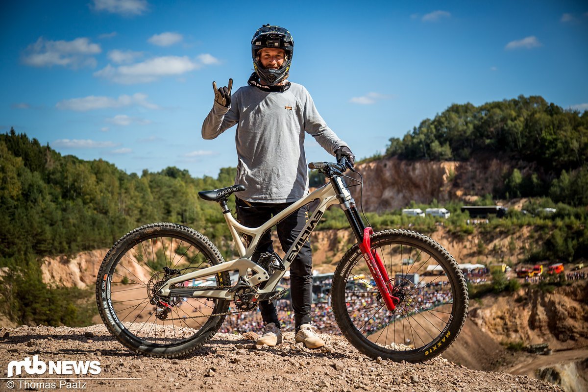 Patrick Schweika auf seinem neuen Bike – der deutsche Topfahrer ist jetzt auf Evil Bikes unterwegs Patrick Schweika auf seinem neuen Bike – der deutsche Topfahrer ist jetzt auf Evil Bikes unterwegs