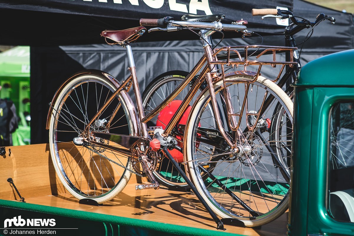 Kupferglänzende Dekadenz, inspiriert aus Frankreich: Das Shinola "The Runwell" wird in Wisconsin gefertigt. In dieser Farbe leider nicht erhältlich, in vier etwas unauffälligeren Farben schon - für 3315 €. Kupferglänzende Dekadenz, inspiriert aus Frankreich: Das Shinola "The Runwell" wird in Wisconsin gefertigt. In dieser Farbe leider nicht erhältlich, in vier etwas unauffälligeren Farben schon - für 3315 €.