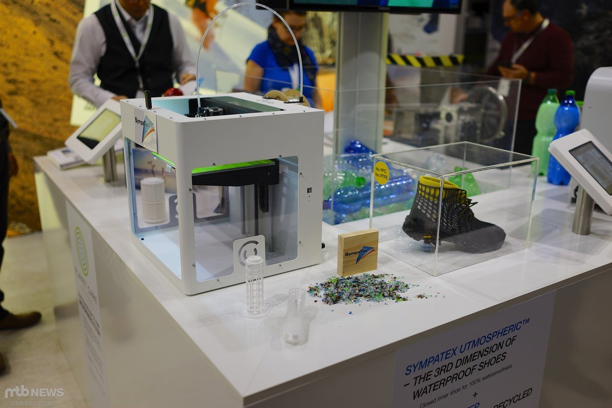 Geschredderte PET-Flaschen werden zu 3D-Druck-Filament Geschredderte PET-Flaschen werden zu 3D-Druck-Filament