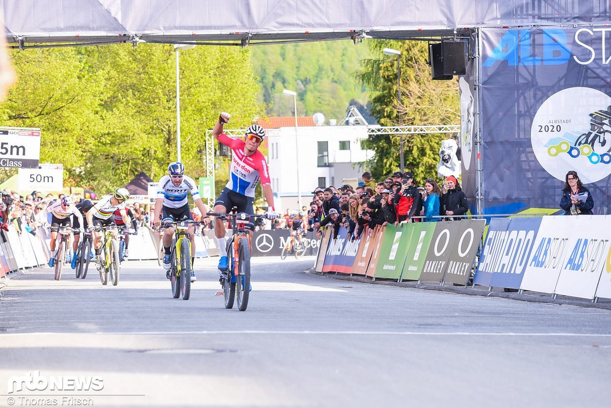 Zwischenzeitlich hatten ihn viele schon abgeschrieben beim Short Track der Herren Zwischenzeitlich hatten ihn viele schon abgeschrieben beim Short Track der Herren