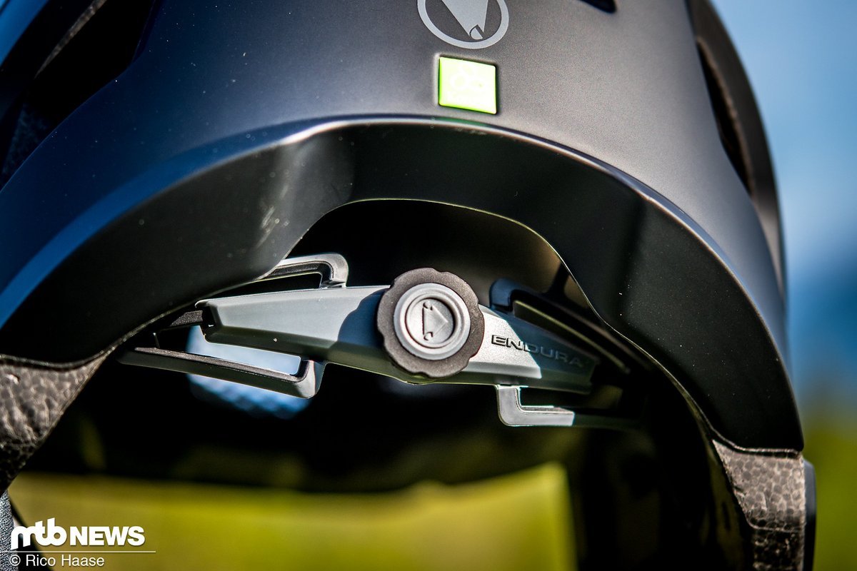 Durchaus ungewöhnlich für einen Full Face-Helm: Der Endura MT500 verfügt über ein Verstellrädchen. Durchaus ungewöhnlich für einen Full Face-Helm: Der Endura MT500 verfügt über ein Verstellrädchen.