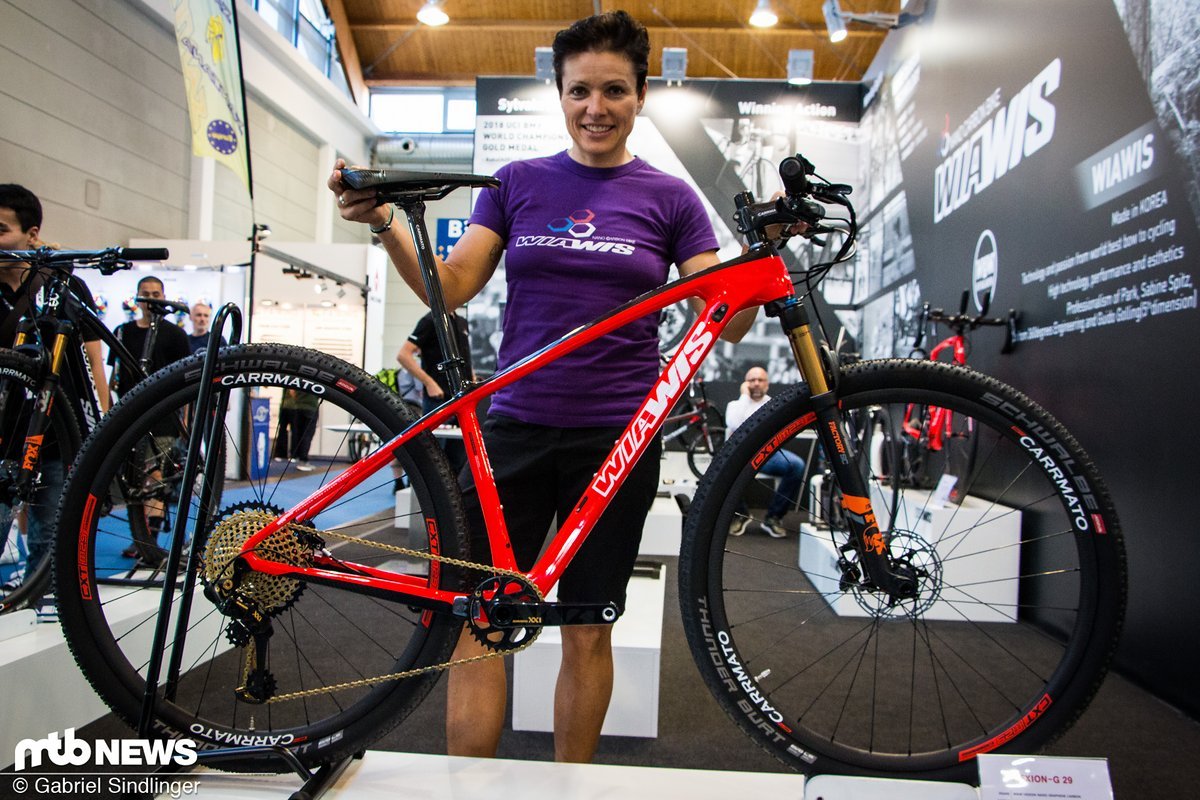 Sabine Spitz stattete nach dem gestrigen Rennen in Val di Sole ihrem Bikesponsor Wiawis einen Besuch ab Sabine Spitz stattete nach dem gestrigen Rennen in Val di Sole ihrem Bikesponsor Wiawis einen Besuch ab