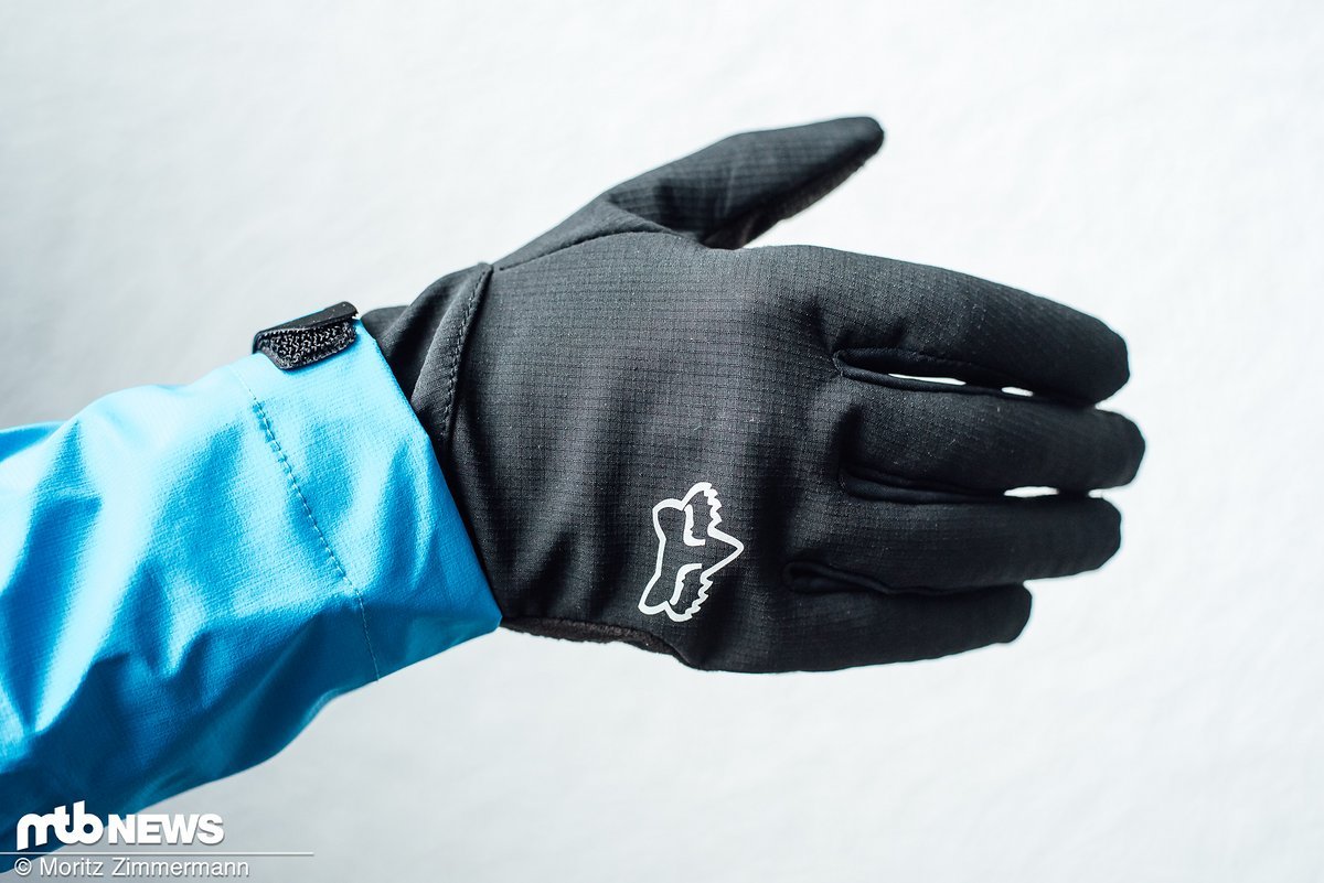 Die Fox Attack Pro Fire-Handschuhe sind lediglich in der Farbe Schwarz erhältlich und kosten 40 € (UVP) Die Fox Attack Pro Fire-Handschuhe sind lediglich in der Farbe Schwarz erhältlich und kosten 40 € (UVP)