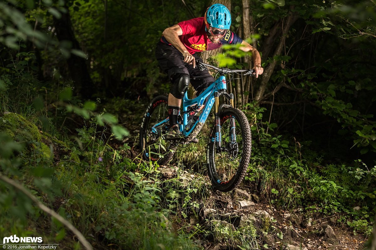Mit komplett blockiertem Dämpfer fühlt sich das Pivot Switchblade bergauf fast wie ein reines Cross County-Bike an Mit komplett blockiertem Dämpfer fühlt sich das Pivot Switchblade bergauf fast wie ein reines Cross County-Bike an