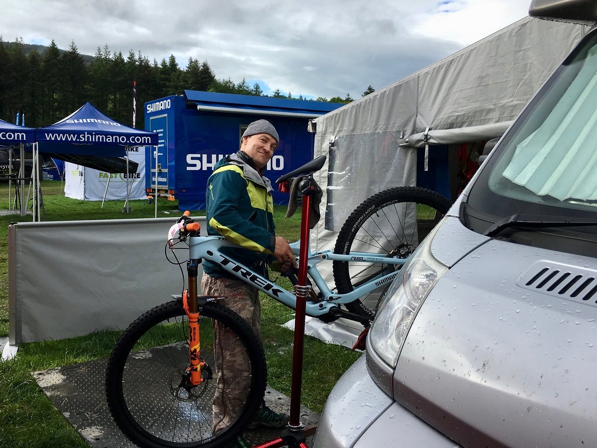 James Richards, Tracy’s bessere Hälfte, bei der Pflege meines ausgeliehenen Rennpferdes. Ein Traum auf 29 Zoll Rädern: Das Trek Slash! James Richards, Tracy’s bessere Hälfte, bei der Pflege meines ausgeliehenen Rennpferdes. Ein Traum auf 29 Zoll Rädern: Das Trek Slash!
