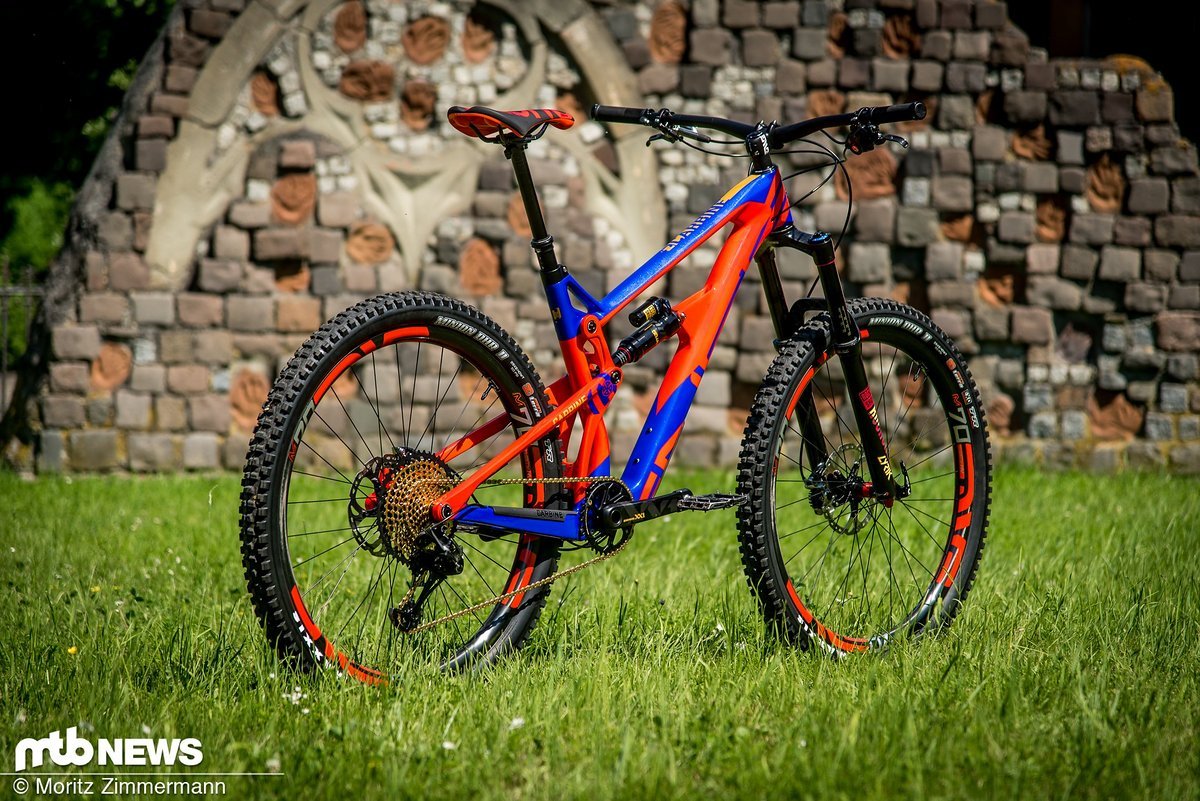 Intense präsentiert mit dem Carbine 29 ein komplett überarbeitetes Modell für den Enduro-Einsatz Intense präsentiert mit dem Carbine 29 ein komplett überarbeitetes Modell für den Enduro-Einsatz