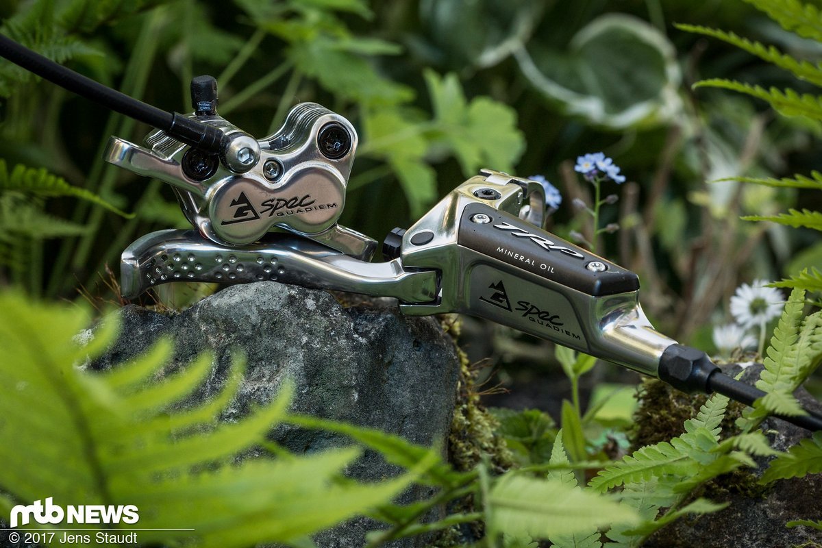 Auch wenn man minimal langsamer als Aaron Gwin unterwegs ist, ist die TRP Quadiem G-Spec ein sehr gut modulierbarer Stopper für schwere Brocken Auch wenn man minimal langsamer als Aaron Gwin unterwegs ist, ist die TRP Quadiem G-Spec ein sehr gut modulierbarer Stopper für schwere Brocken
