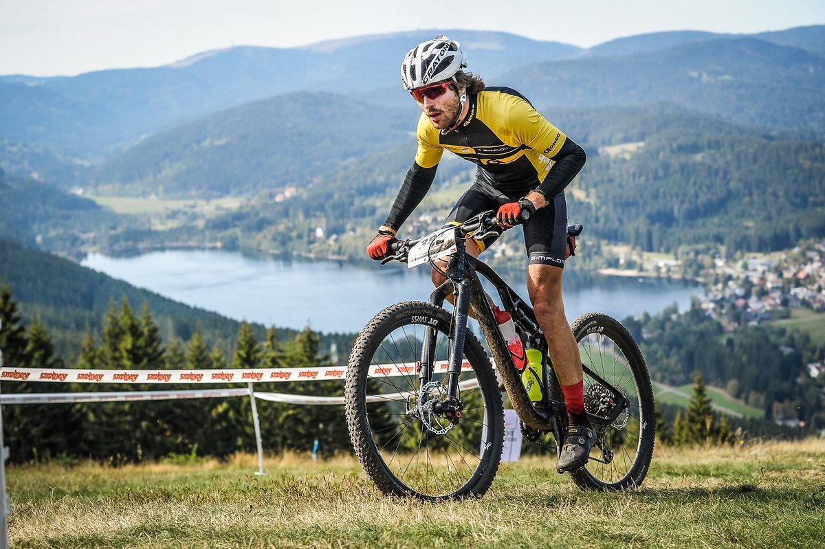 Der Sportograf-Fotohotspot des Mesa Parts Trail Heros! Vom Hochfirst aus hat man einen genialen Blick auf den Titisee. Der Sportograf-Fotohotspot des Mesa Parts Trail Heros! Vom Hochfirst aus hat man einen genialen Blick auf den Titisee.