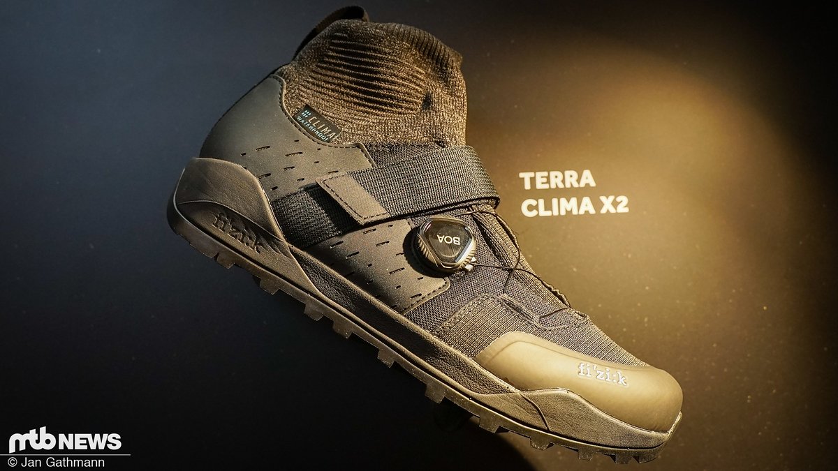 Die fi'zi:k Terra Clima X2-Schuhe sollen aufgrund eines atmungsaktiven wasserdichten Aufbaus perfekt für den Herbst geeignet sein. Die fi'zi:k Terra Clima X2-Schuhe sollen aufgrund eines atmungsaktiven wasserdichten Aufbaus perfekt für den Herbst geeignet sein.