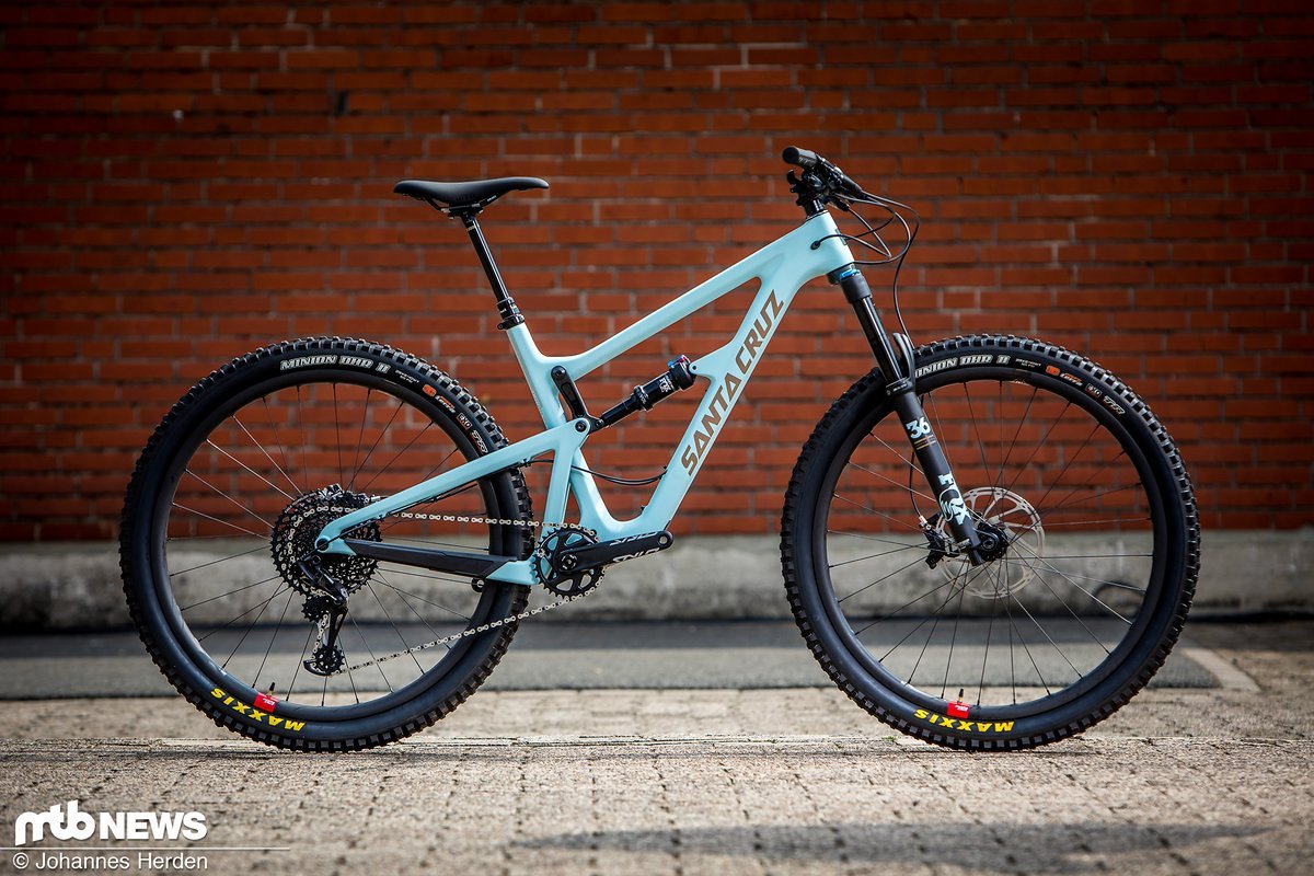 Santa Cruz Hightower LT 1 CC XX1 in der Farbe "Skye Blue and Gold" Santa Cruz Hightower LT 1 CC XX1 in der Farbe "Skye Blue and Gold"