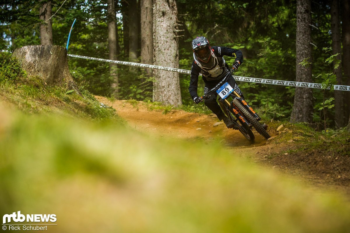 Klassische Bikepark-Kurven sind kein Problem mit dem Cube Two15 Klassische Bikepark-Kurven sind kein Problem mit dem Cube Two15