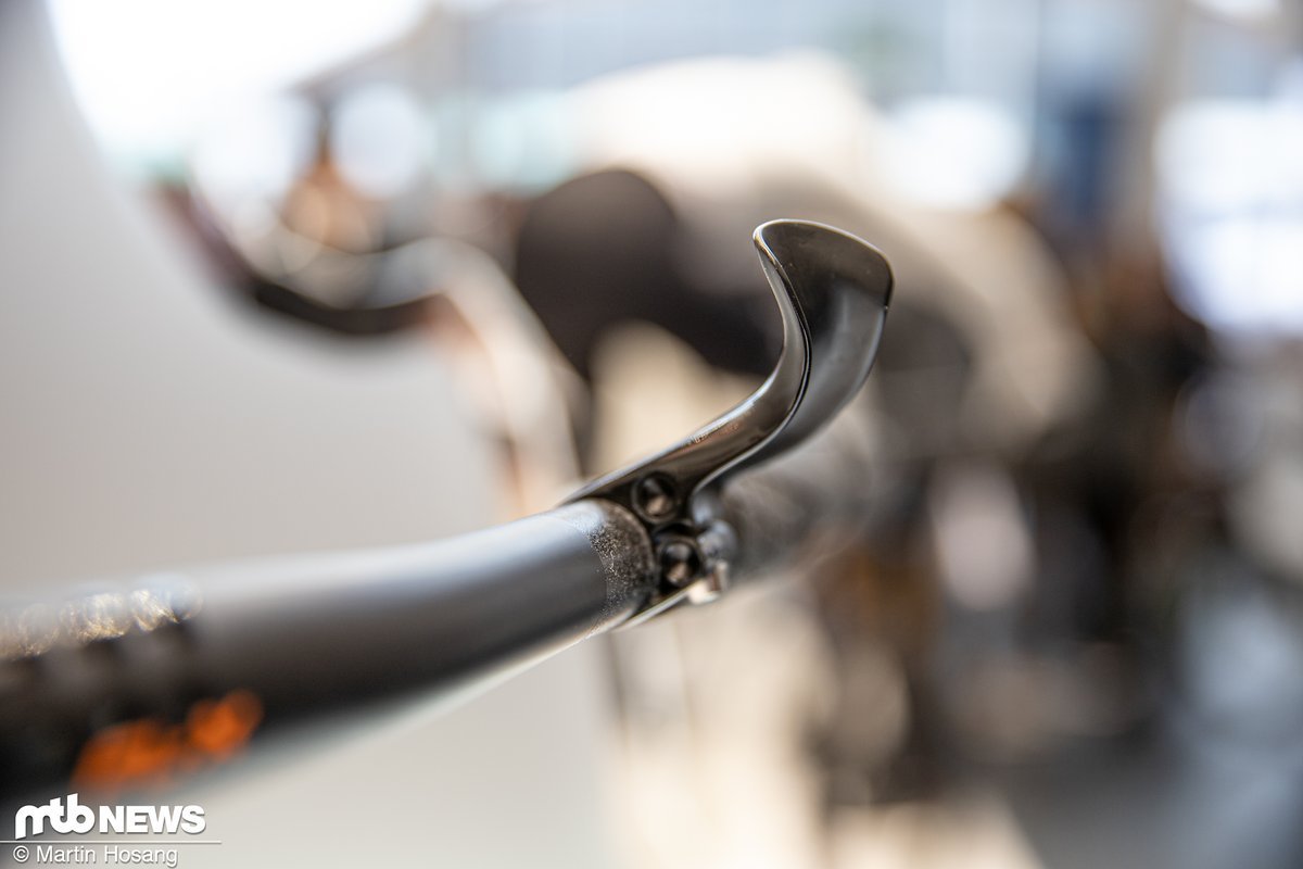 Die Innerbarends bringen in Carbon lediglich 40 g auf die Waage und sollen große Vorteile im Bezug auf Ergonomie und Aerodynamik bieten. Die Innerbarends bringen in Carbon lediglich 40 g auf die Waage und sollen große Vorteile im Bezug auf Ergonomie und Aerodynamik bieten.