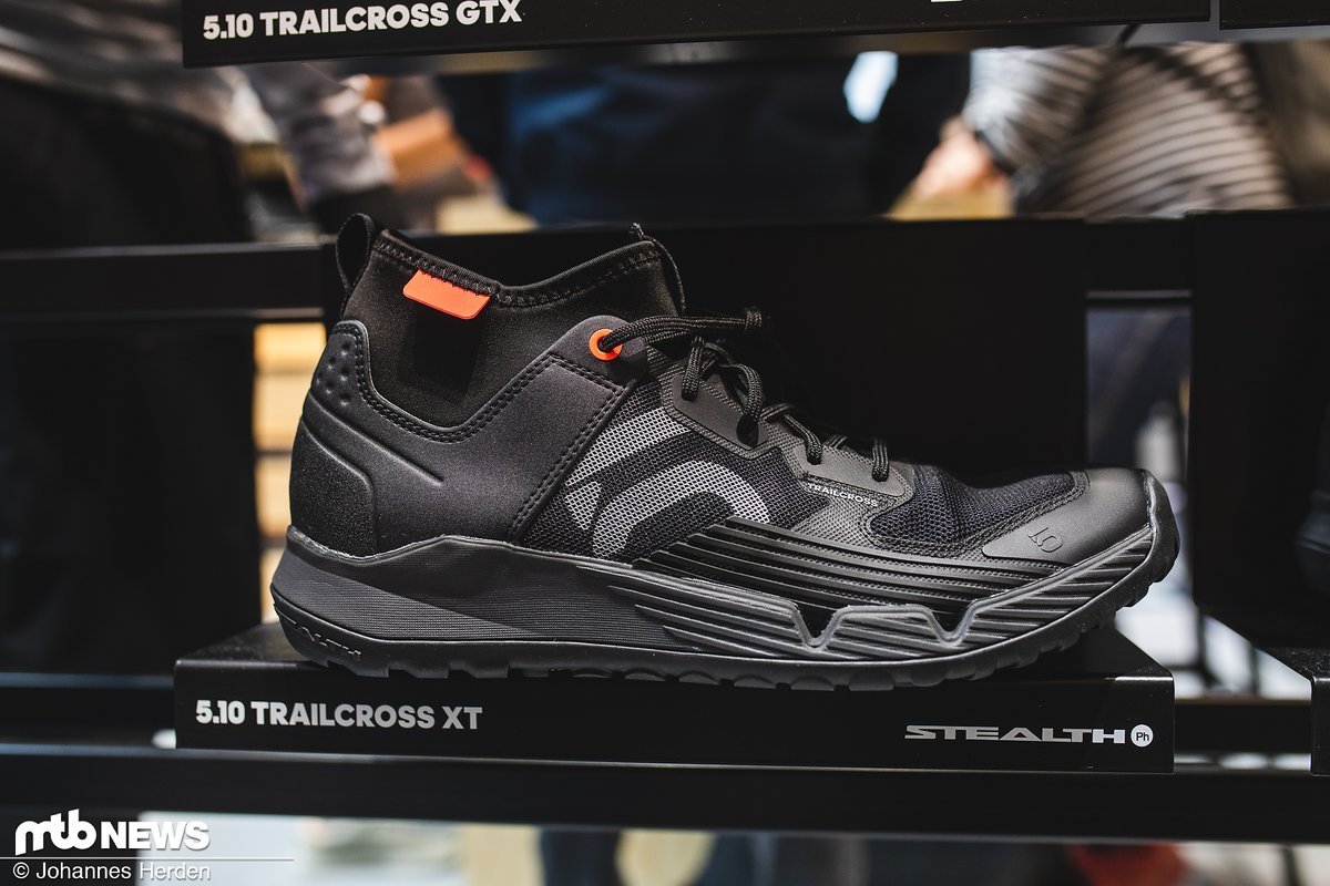 Der Adidas Five Ten Trailcross XT fällt etwas robuster aus als der LT und ist für einen Preis von 150 € erhältlich. Der Adidas Five Ten Trailcross XT fällt etwas robuster aus als der LT und ist für einen Preis von 150 € erhältlich.