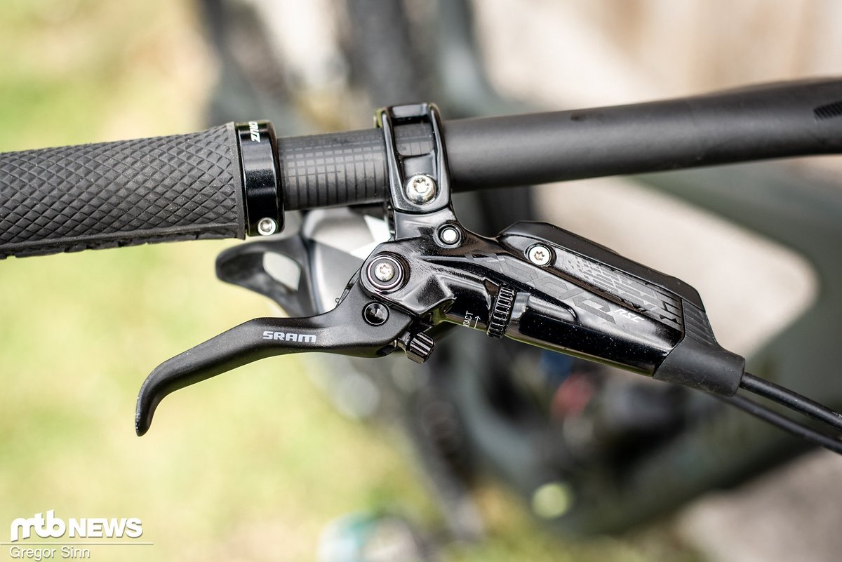 Für die nötige Verzögerung sorgen bissige SRAM Code RSC-Bremsen mit 200 mm-Bremsscheiben vorne und hinten. Für die nötige Verzögerung sorgen bissige SRAM Code RSC-Bremsen mit 200 mm-Bremsscheiben vorne und hinten.