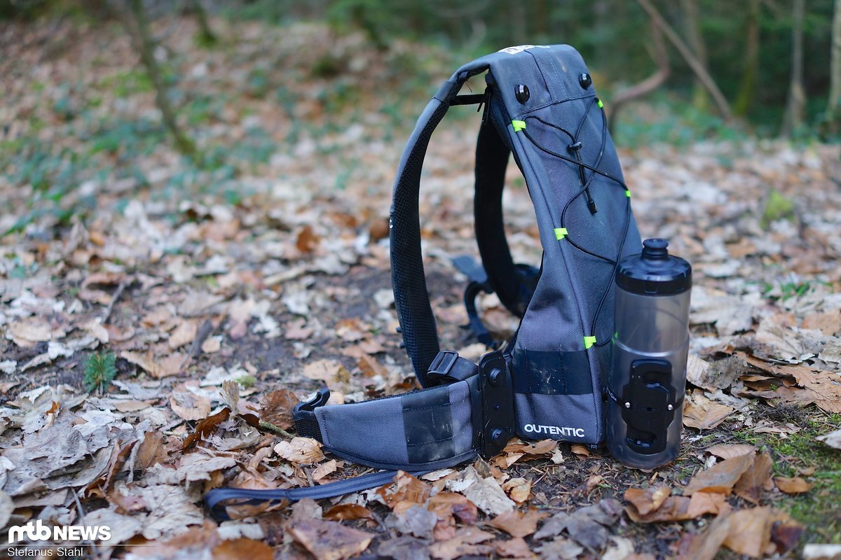 Die Flasche lässt sich sowohl am Fahrrad als auch am Rucksack befestigen Die Flasche lässt sich sowohl am Fahrrad als auch am Rucksack befestigen