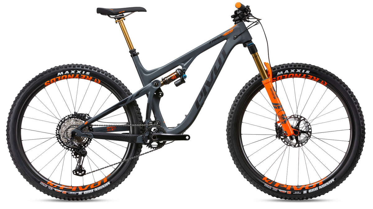 Mit 140 mm Federweg an der Front und Enduro-tauglichen Anbauteilen soll das Pivot Trail 429 auch in rauem Gelände eine gute Figur machen Mit 140 mm Federweg an der Front und Enduro-tauglichen Anbauteilen soll das Pivot Trail 429 auch in rauem Gelände eine gute Figur machen