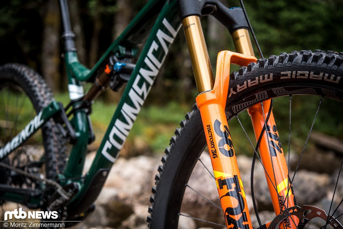 An der Front des Meta TR 29 British Edition arbeitet eine äußerst auffällige und hochwertige Fox 36 Factory-Federgabel mit 150 mm Federweg An der Front des Meta TR 29 British Edition arbeitet eine äußerst auffällige und hochwertige Fox 36 Factory-Federgabel mit 150 mm Federweg