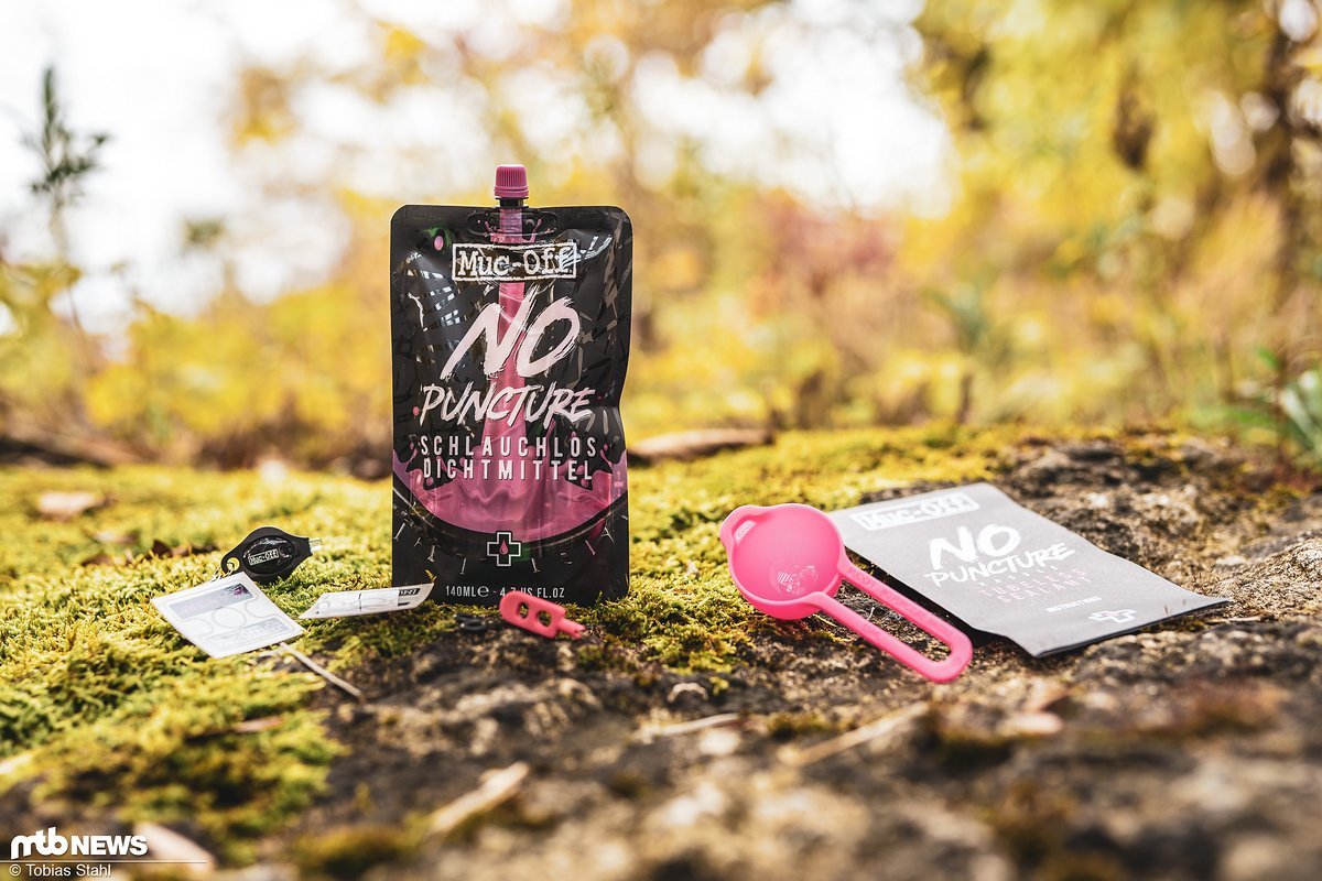 Die Muc-Off No Puncture Hassle Tubeless Dichtmilch wird im 140 ml Beutel geliefert Die Muc-Off No Puncture Hassle Tubeless Dichtmilch wird im 140 ml Beutel geliefert