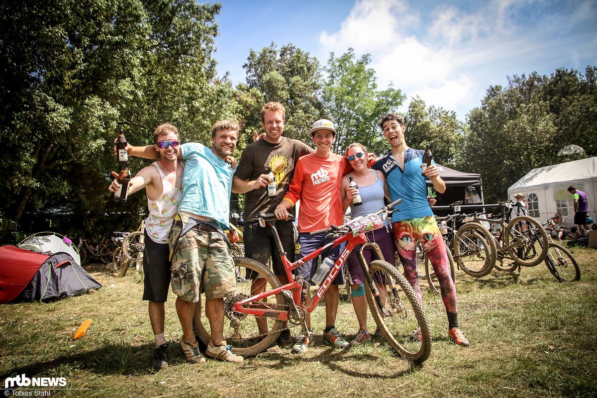 Sechs Team-Mitglieder, ein Bike Sechs Team-Mitglieder, ein Bike