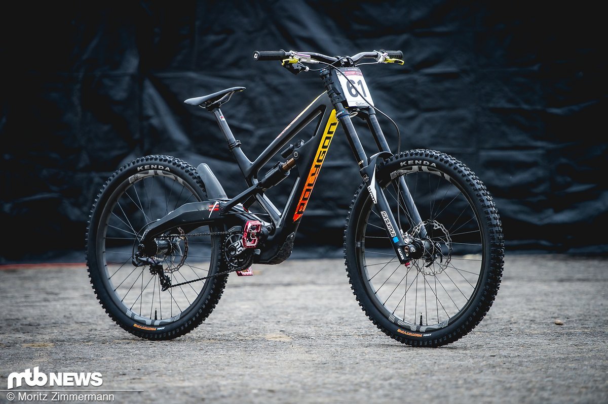 Das neue Polygon XquarOne DH setzt auf einen Carbon-Rahmen und den NAILD R3ACT-Hinterbau mit 218 mm Federweg. Es ist sowohl als Komplettbike, als auch als Rahmenkit erhältlich Das neue Polygon XquarOne DH setzt auf einen Carbon-Rahmen und den NAILD R3ACT-Hinterbau mit 218 mm Federweg. Es ist sowohl als Komplettbike, als auch als Rahmenkit erhältlich