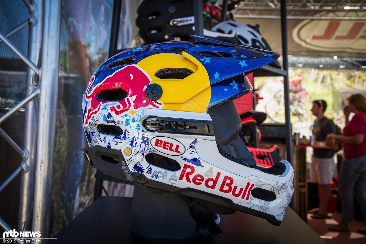 Für die Red Bull Athletin ist jüngst der Bell Super 2R Helm mit abnehmbaren Kinnbügel von ihrem Sponsor Red Bull mit einer besonderen Lackierung versehen worden Für die Red Bull Athletin ist jüngst der Bell Super 2R Helm mit abnehmbaren Kinnbügel von ihrem Sponsor Red Bull mit einer besonderen Lackierung versehen worden