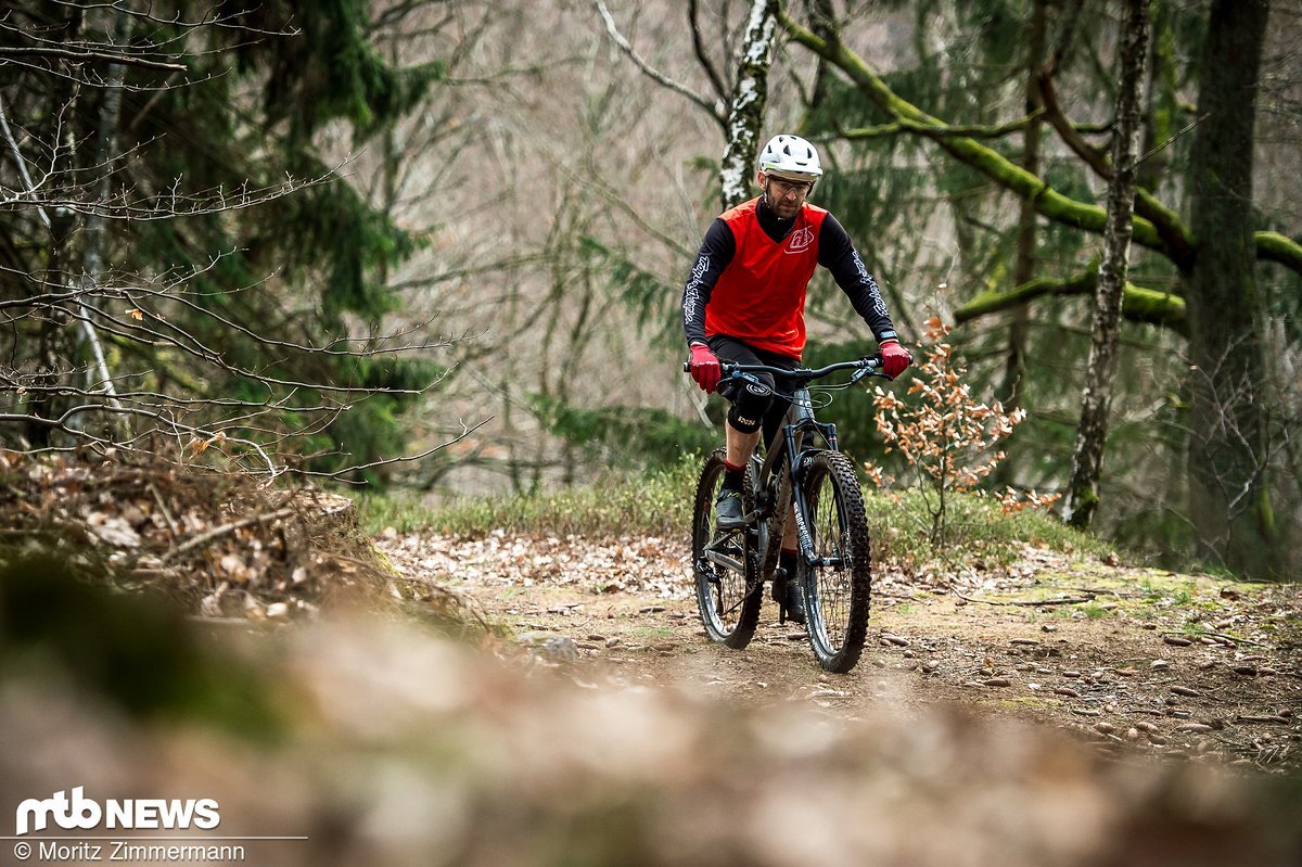 Ein fast antriebsneutraler Hinterbau, aber schwere Laufräder und schlecht rollende Reifen – das Nukeproof Mega ist eher ein gemächlicher Kletterer Ein fast antriebsneutraler Hinterbau, aber schwere Laufräder und schlecht rollende Reifen – das Nukeproof Mega ist eher ein gemächlicher Kletterer