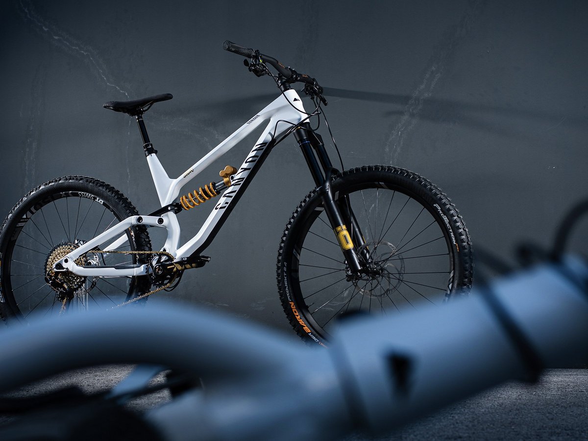Neben dem Freerider Torque wird er auch auf dem eigens entwickelten neuen Trialbike von Canyon unterwegs sein. Neben dem Freerider Torque wird er auch auf dem eigens entwickelten neuen Trialbike von Canyon unterwegs sein.