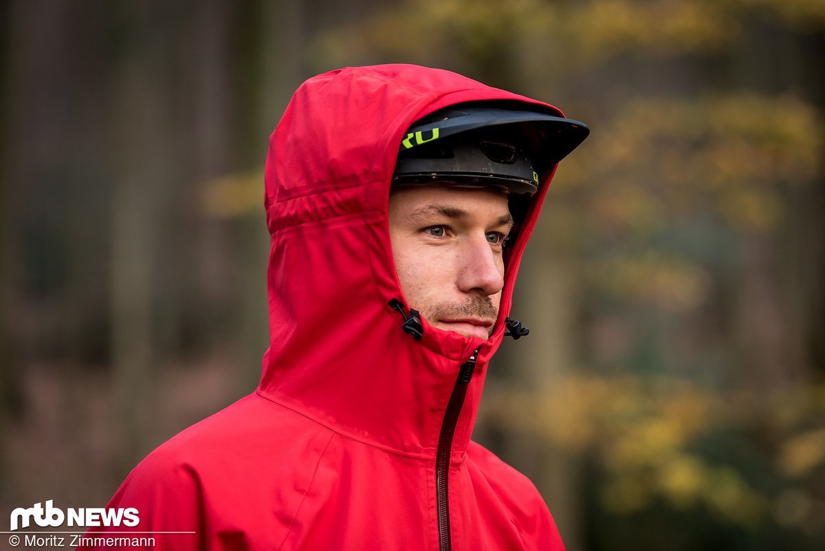 Die Kapuze ist ausreichend groß geschnitten und lässt sich im Notfall komplett über den Helm ziehen Die Kapuze ist ausreichend groß geschnitten und lässt sich im Notfall komplett über den Helm ziehen