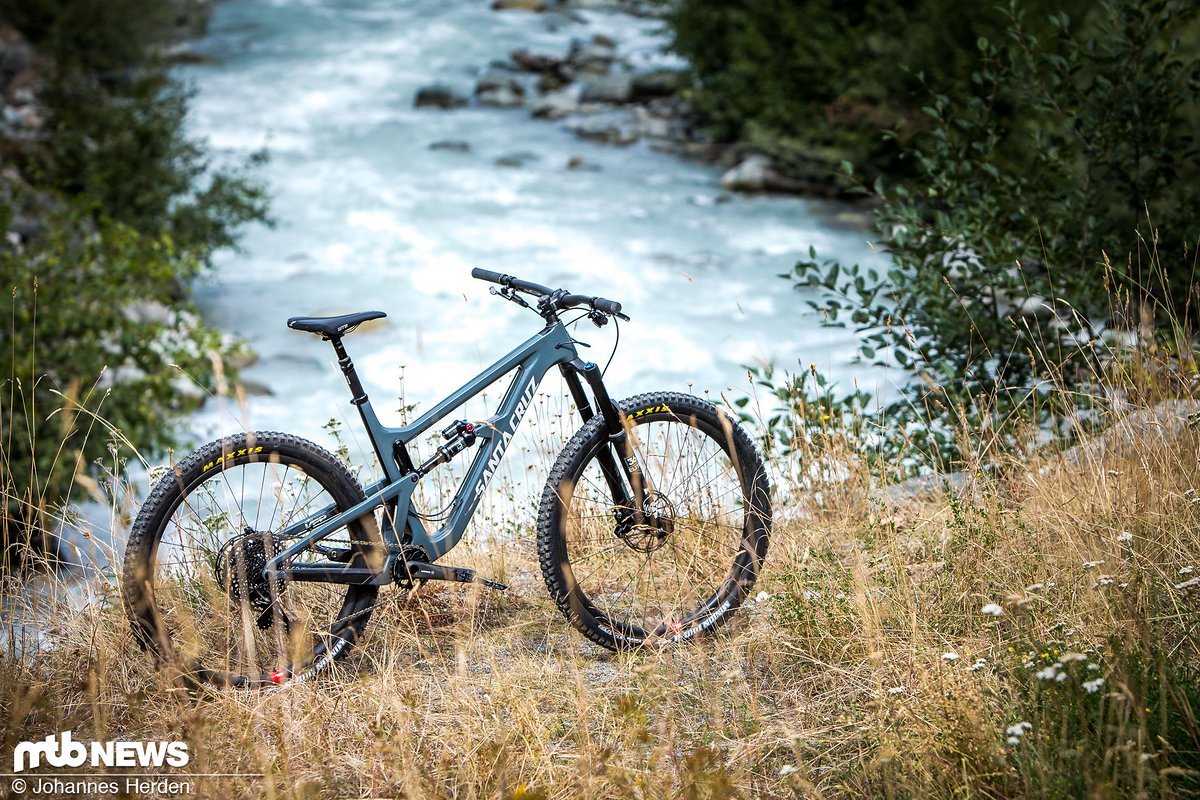 Das Santa Cruz Hightower LT kommt für unseren Test mit Fox Performance Elite-Fahrwerk, SRAM X01 Eagle-Schaltung, Santa Cruz Reserve Carbon-Laufrädern und einem Gewicht von 13.21 kg (XL, ohne Pedale) Das Santa Cruz Hightower LT kommt für unseren Test mit Fox Performance Elite-Fahrwerk, SRAM X01 Eagle-Schaltung, Santa Cruz Reserve Carbon-Laufrädern und einem Gewicht von 13.21 kg (XL, ohne Pedale)