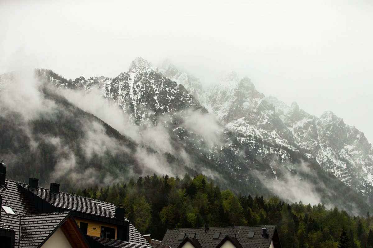 Der Schnee auf den Bergen liegt bedenklich tief Der Schnee auf den Bergen liegt bedenklich tief