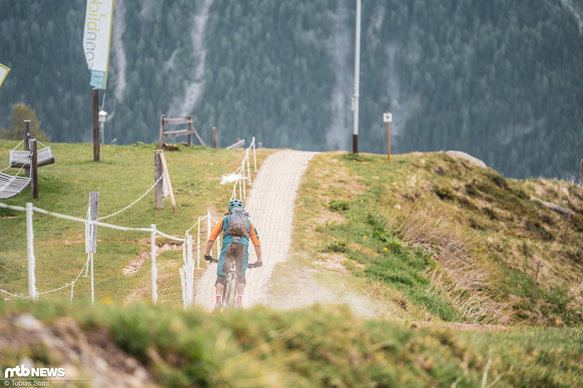Was tun, wenn im Einstieg der Trail steil und damit bremswellenträchtig verlaufen würde? Was tun, wenn im Einstieg der Trail steil und damit bremswellenträchtig verlaufen würde?