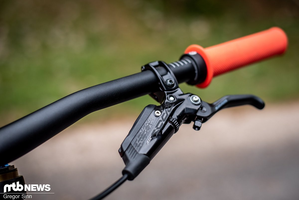 Bissige SRAM Code RSC-Bremsen mit 200 mm Bremsscheiben liefern die im Downhill nötige Verzögerung Bissige SRAM Code RSC-Bremsen mit 200 mm Bremsscheiben liefern die im Downhill nötige Verzögerung