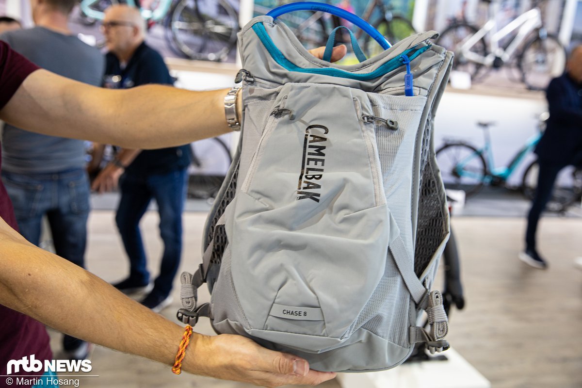 Der Camelbak Chase 8-Rucksack stellt 8 Liter Stauraum zur Verfügung und kommt inklusive 1,5 Liter Trinkblase Der Camelbak Chase 8-Rucksack stellt 8 Liter Stauraum zur Verfügung und kommt inklusive 1,5 Liter Trinkblase