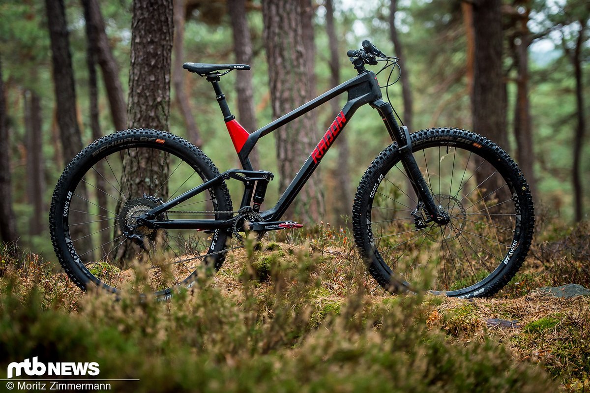 Das neue Radon Slide Trail kommt mit 140 mm Federweg hinten, Carbon-Hauptrahmen und moderner Geometrie, ab Februar ist das neue Trailbike in drei verschiedenen Varianten erhältlich. Das neue Radon Slide Trail kommt mit 140 mm Federweg hinten, Carbon-Hauptrahmen und moderner Geometrie, ab Februar ist das neue Trailbike in drei verschiedenen Varianten erhältlich.