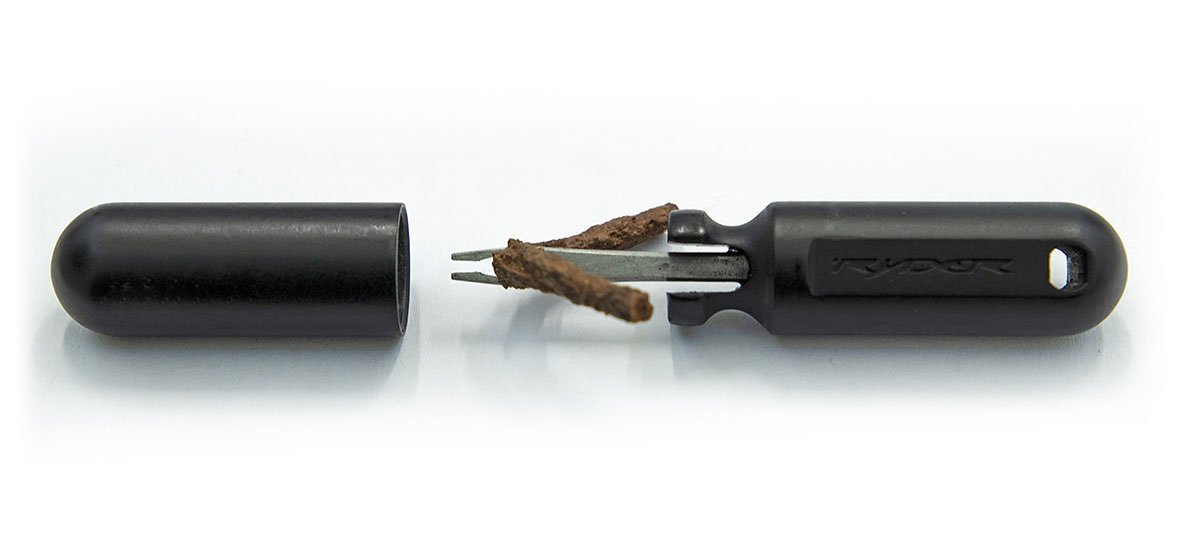 Der Slug Plug ist ein praktisches Flickwerkzeug, dass sich bedenkenlos in der Hosentasche verstauen lässt. Der Slug Plug ist ein praktisches Flickwerkzeug, dass sich bedenkenlos in der Hosentasche verstauen lässt.