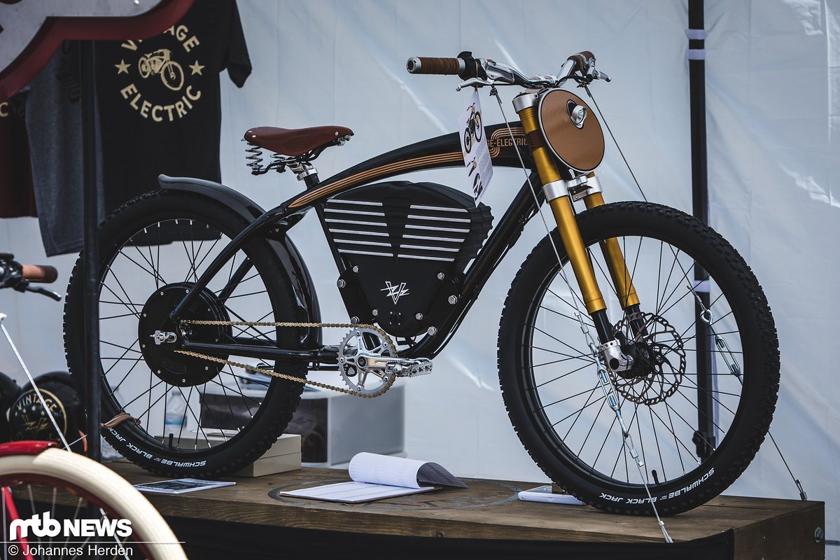 Vintage Electric bringt E-Bikes, die aussehen wie Motorräder - und durch den Vintage-Look erst auf dem zweiten Blick als E-Bikes erkennbar sind. Vintage Electric bringt E-Bikes, die aussehen wie Motorräder - und durch den Vintage-Look erst auf dem zweiten Blick als E-Bikes erkennbar sind.