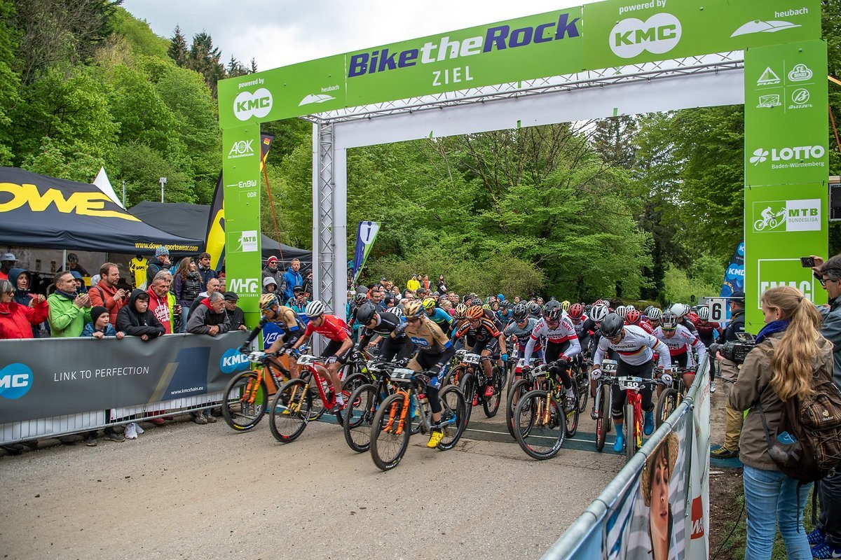 Der Start der Herren beim 19. "Bike the Rock" in Heubach. Der Old-School-Kurs mit einem langen Anstieg und einer langen Abfahrt ist ein besonderes Highlight im Rennkalender der XC-Piloten Der Start der Herren beim 19. "Bike the Rock" in Heubach. Der Old-School-Kurs mit einem langen Anstieg und einer langen Abfahrt ist ein besonderes Highlight im Rennkalender der XC-Piloten