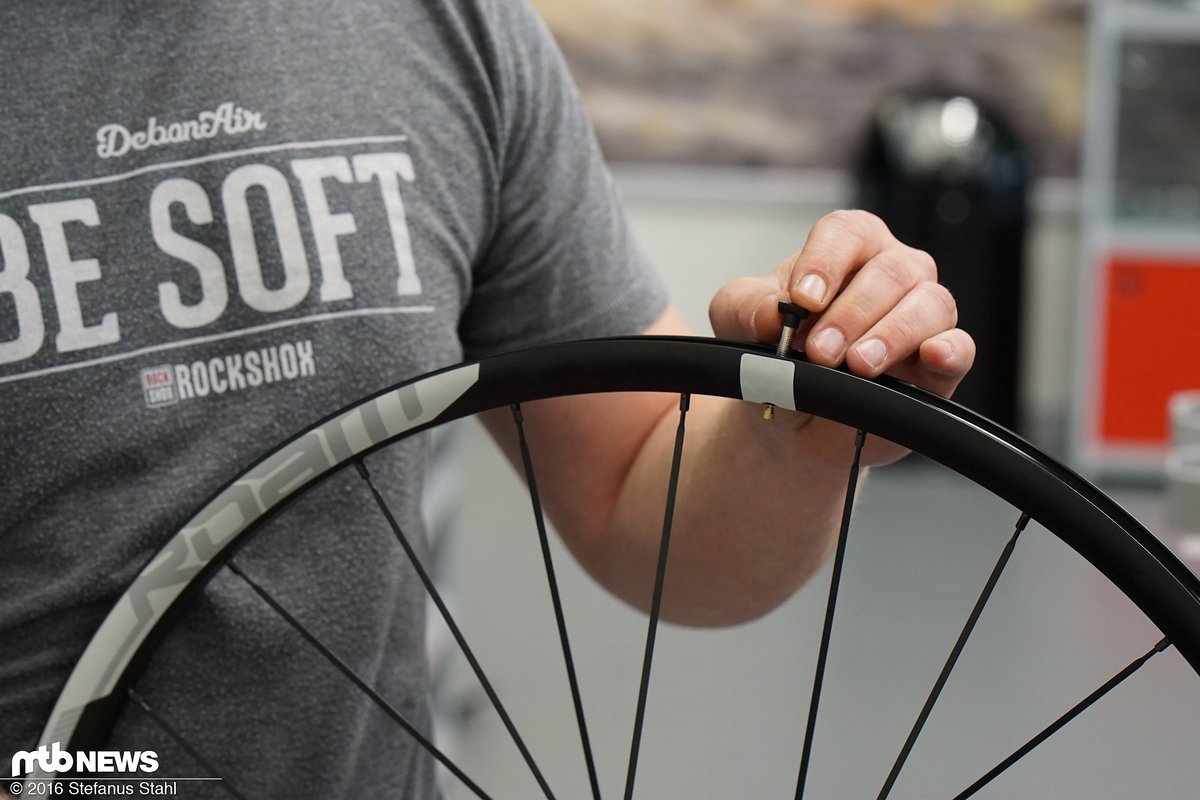Das Tubeless-Ventil wird ins dafür vorbereitete Felgenbett eingesetzt Das Tubeless-Ventil wird ins dafür vorbereitete Felgenbett eingesetzt