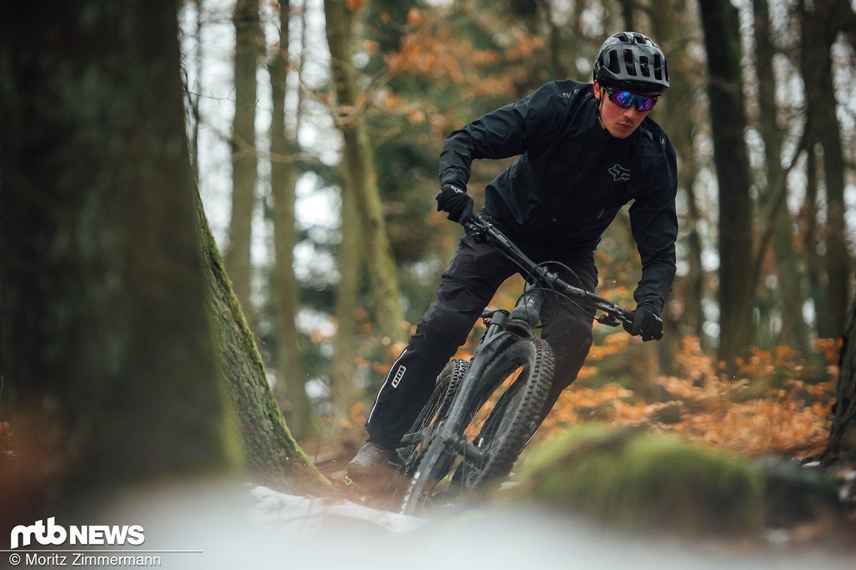 Dank des leichten, flexiblen Materials kann die Jacke auf dem Trail trotz eher engere Passform begeistern und schränkt die Bewegungsfreiheit nicht ein. Dank des leichten, flexiblen Materials kann die Jacke auf dem Trail trotz eher engere Passform begeistern und schränkt die Bewegungsfreiheit nicht ein.