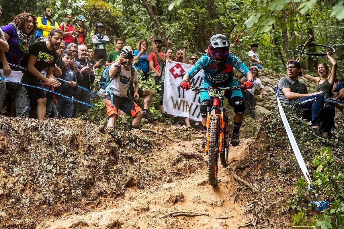 Am zweiten Tag ging es auf etwas "klassischeres" Finale-Terrain, was uns sehr liegt – und mit unserem Fanclub am Streckenrand fahren wir zu Höchstleistungen auf! Am zweiten Tag ging es auf etwas "klassischeres" Finale-Terrain, was uns sehr liegt – und mit unserem Fanclub am Streckenrand fahren wir zu Höchstleistungen auf!